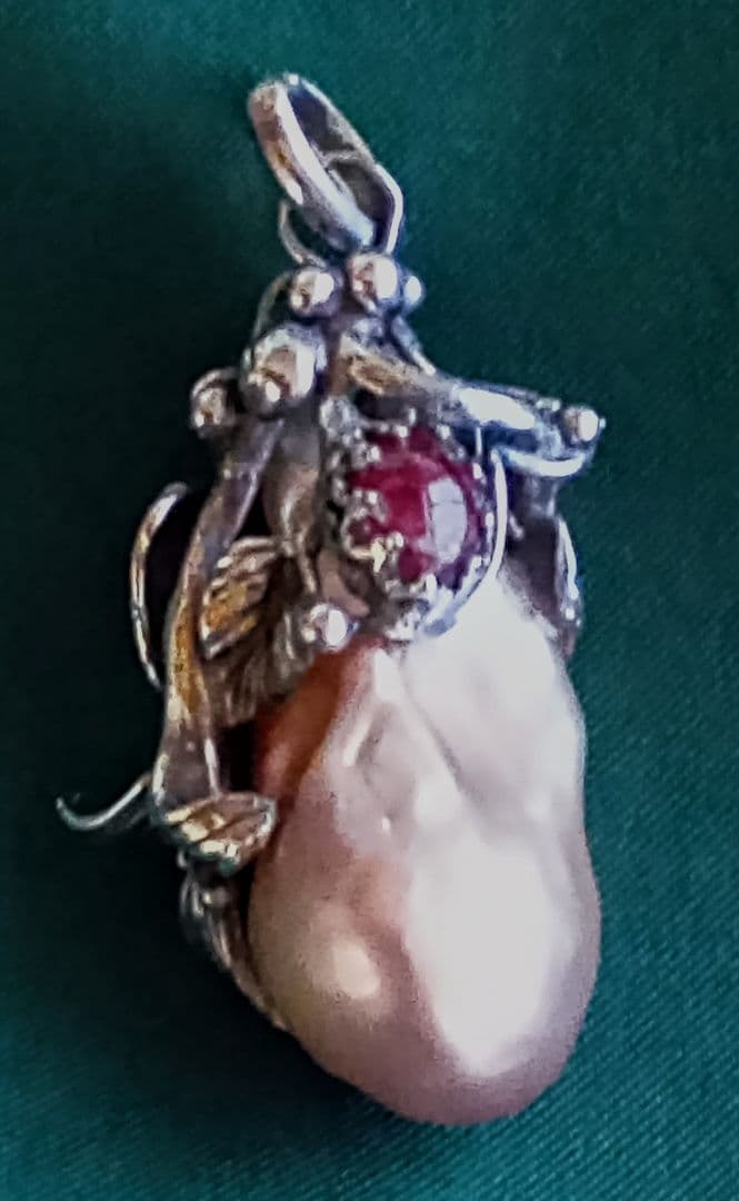 バロックパールとルビーのシルバー手作りペンダント。