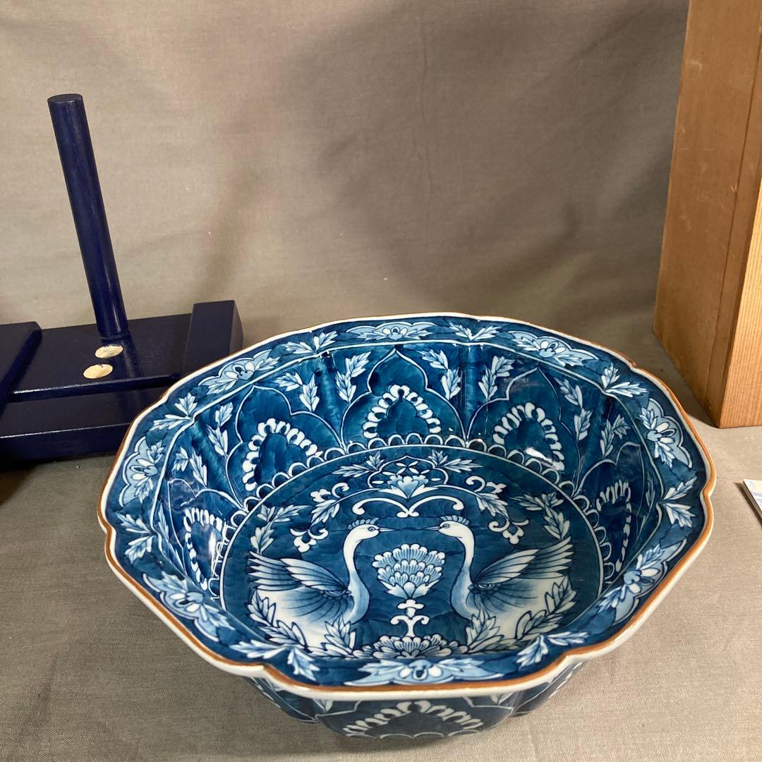 【源右衛門】古伊万里の伝統　日本の名窯　舘林源右衛門作　染付濃双鳥文　花形大深鉢