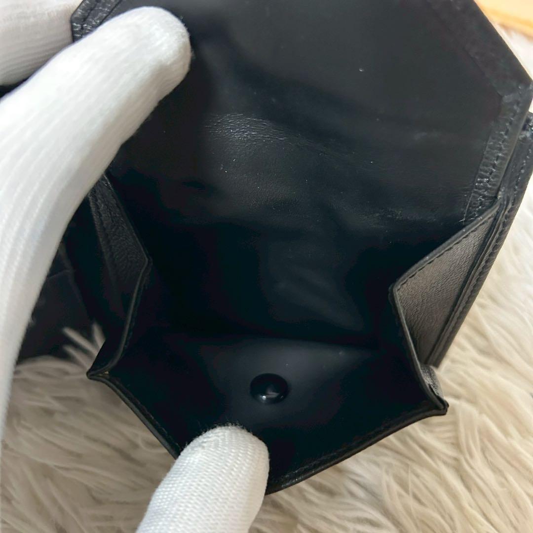 イヴサンローラン 二つ折り財布　ロゴ型押し ブラック