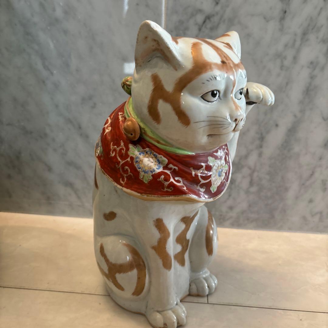 むち様アンティーク九谷焼妖艶な瞳や九谷焼独特の金彩や色彩が美しい存在感抜群招き猫