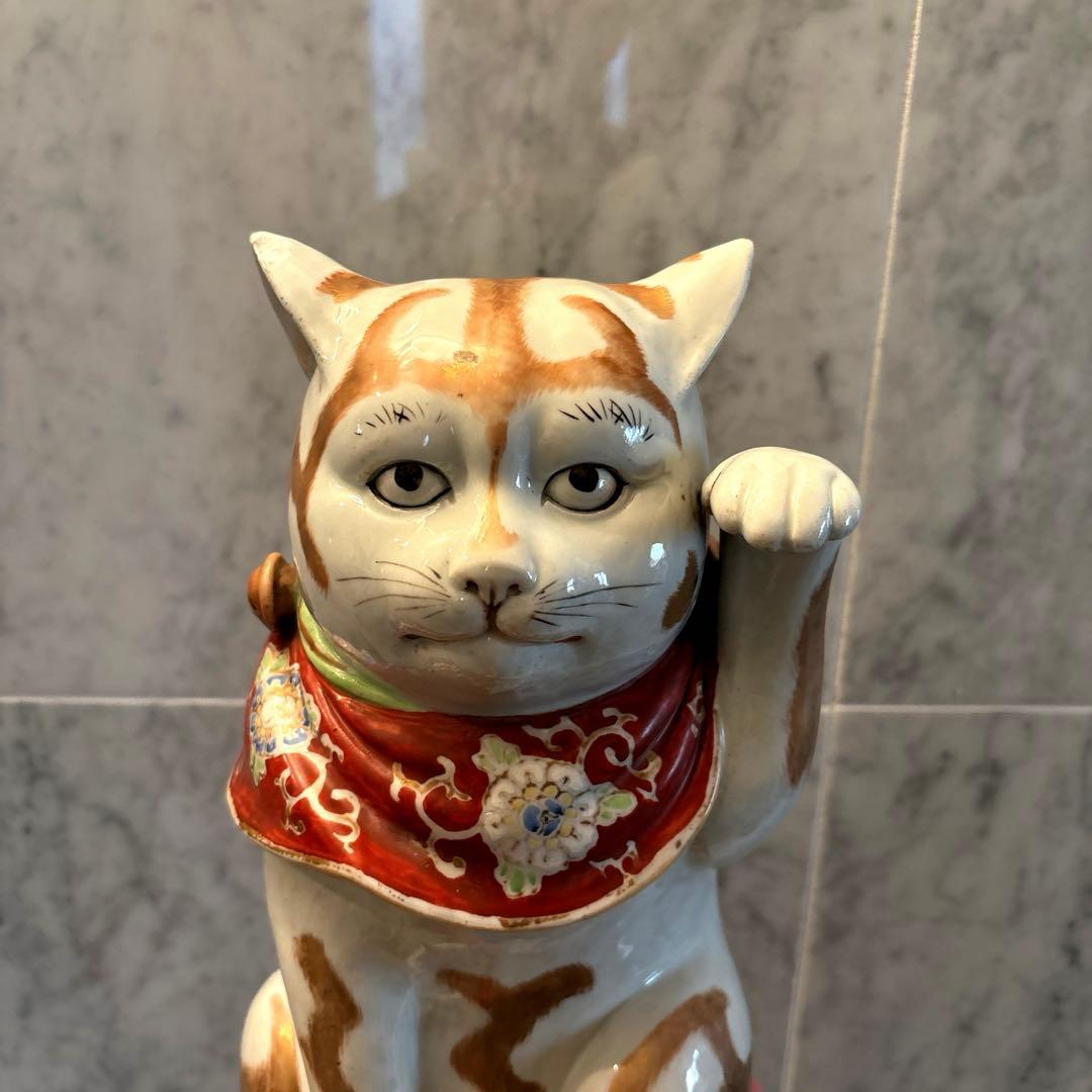 むち様アンティーク九谷焼妖艶な瞳や九谷焼独特の金彩や色彩が美しい存在感抜群招き猫