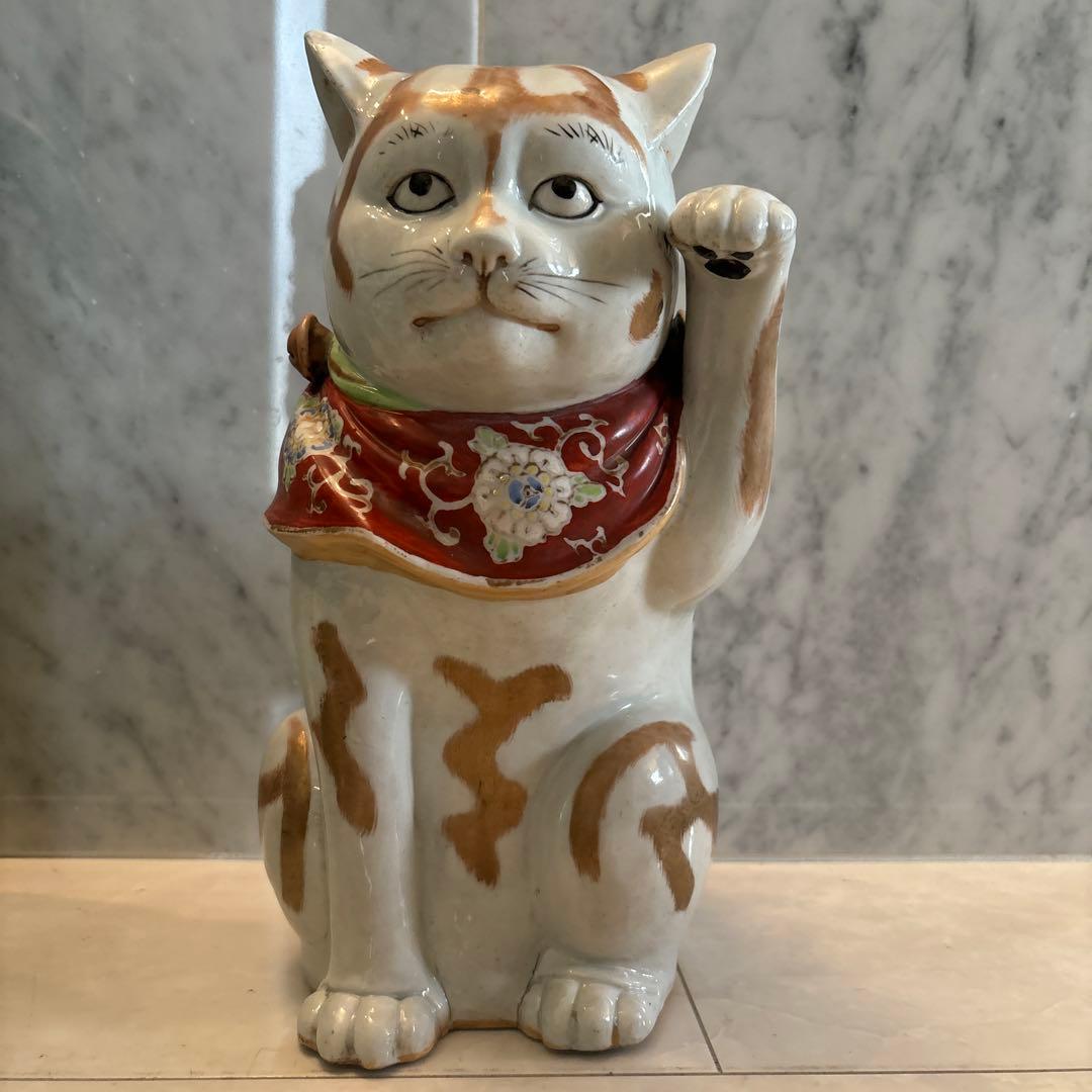 むち様アンティーク九谷焼妖艶な瞳や九谷焼独特の金彩や色彩が美しい存在感抜群招き猫
