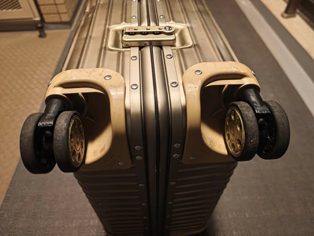 RIMOWAリモワトパーズ チタニウム82L　92073