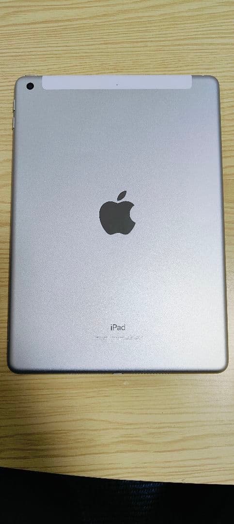 iPad（第6世代）Wi-Fi+セルラー32GB　シルバー 　キーボードカバー付