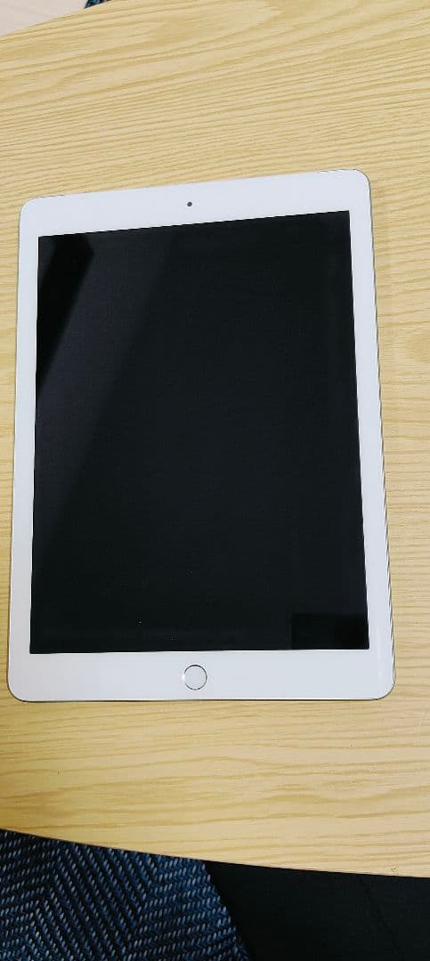 iPad（第6世代）Wi-Fi+セルラー32GB　シルバー 　キーボードカバー付