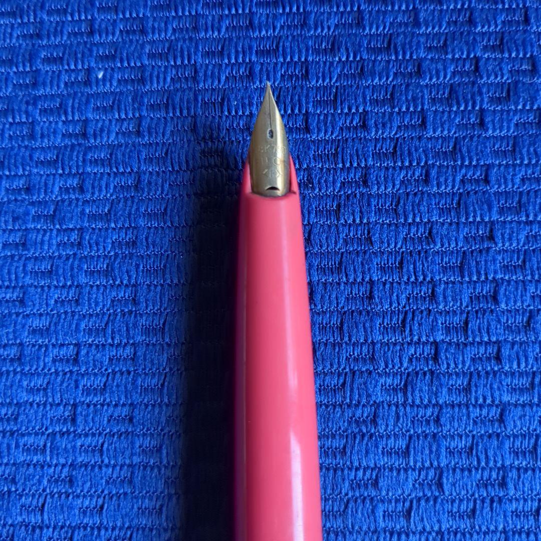 シルバーとピンクの万年筆