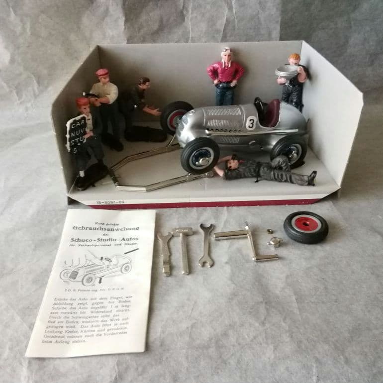 シュコー　メルセデスベンツグランプリ　ピットチームフィギュア付き　Schuco