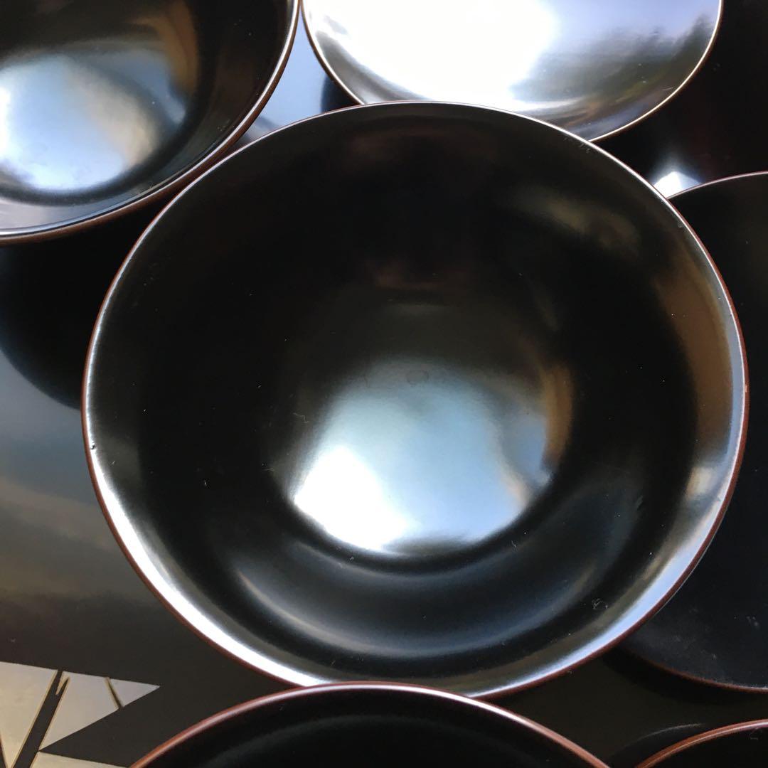 輪島塗本堅地漆器　梅蒔絵の四方脚付膳　　同梅蒔絵　栗色蓋付碗　各五客セット