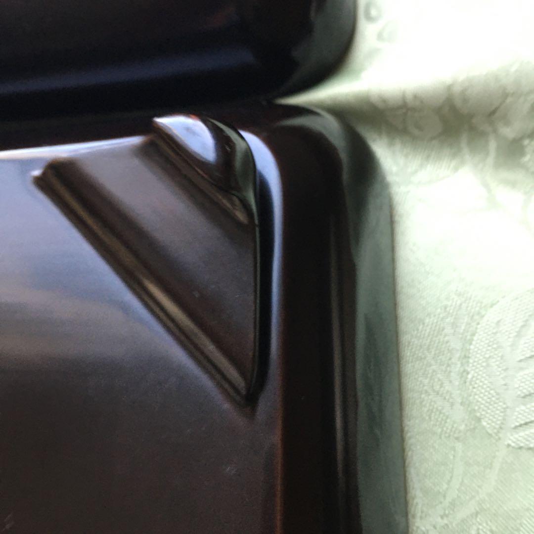 輪島塗本堅地漆器　梅蒔絵の四方脚付膳　　同梅蒔絵　栗色蓋付碗　各五客セット