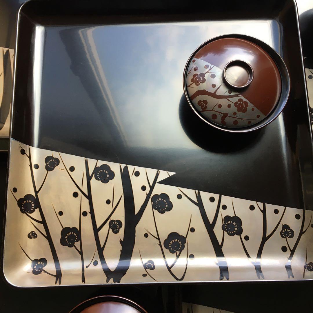 輪島塗本堅地漆器　梅蒔絵の四方脚付膳　　同梅蒔絵　栗色蓋付碗　各五客セット