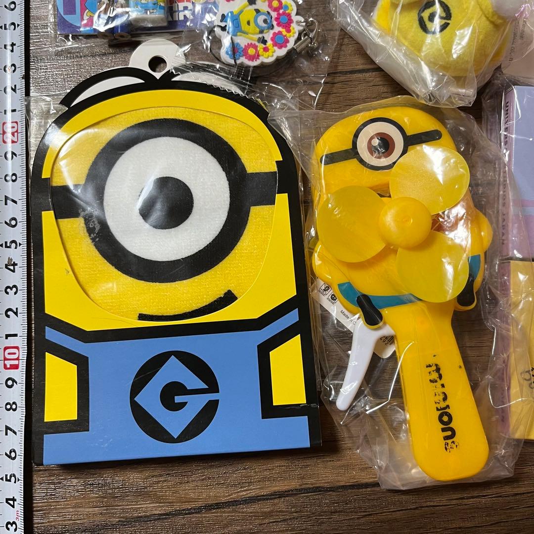 ミニオンズ　グッズセット　お弁当箱、ぬいぐるみマスコット、タオル、文具　ミニオン