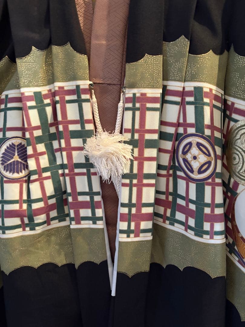 七五三　五歳　男の子袴セット一式　小柄　黒に緑　華やかな袴