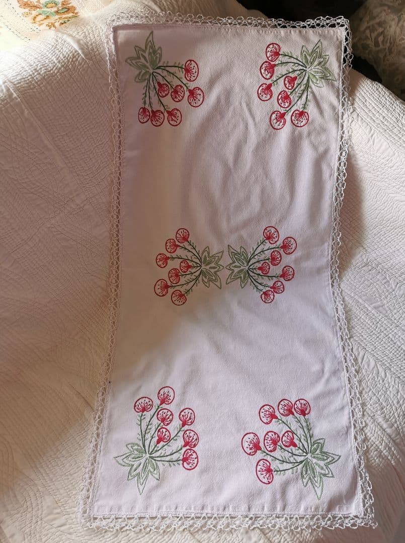 アンティークフランス サクランボに似た花刺繍の桜色ランナー ニードルワークレース