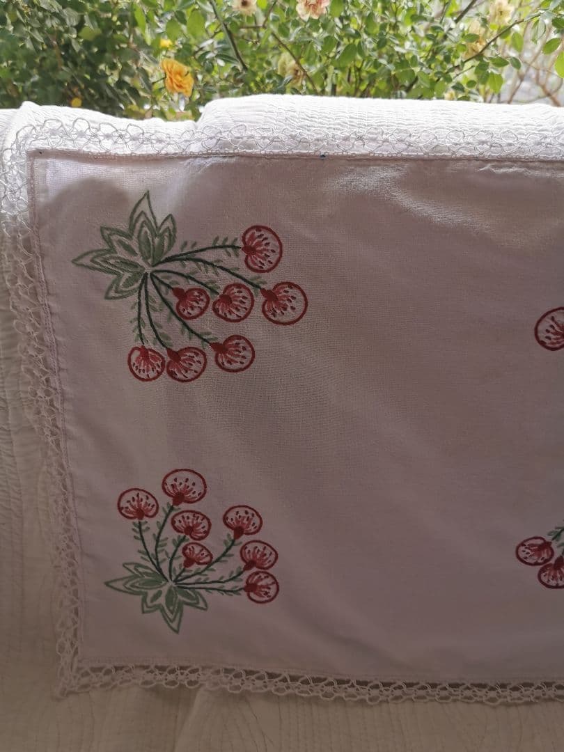 アンティークフランス サクランボに似た花刺繍の桜色ランナー ニードルワークレース