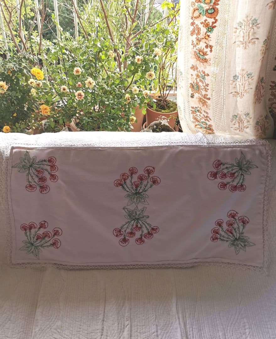 アンティークフランス サクランボに似た花刺繍の桜色ランナー ニードルワークレース