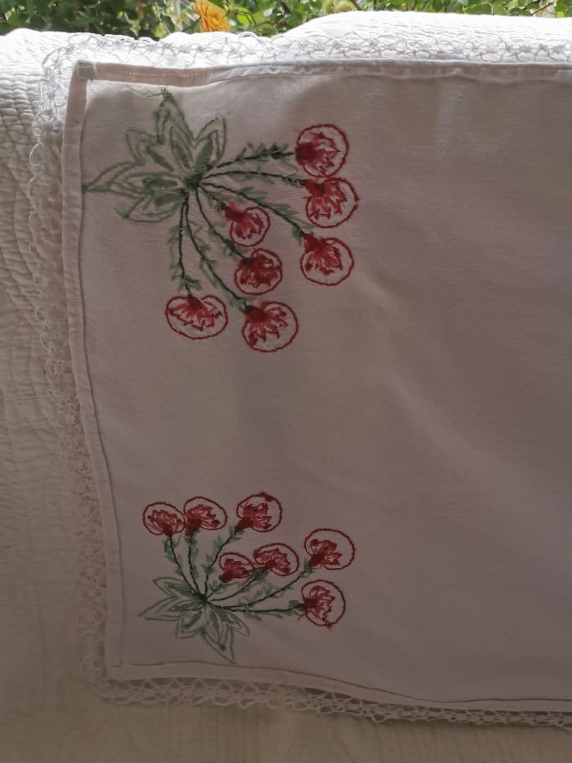 アンティークフランス サクランボに似た花刺繍の桜色ランナー ニードルワークレース