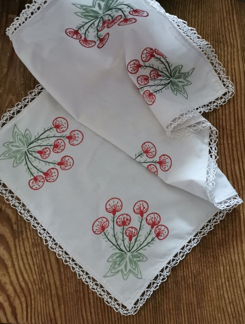 アンティークフランス サクランボに似た花刺繍の桜色ランナー ニードルワークレース