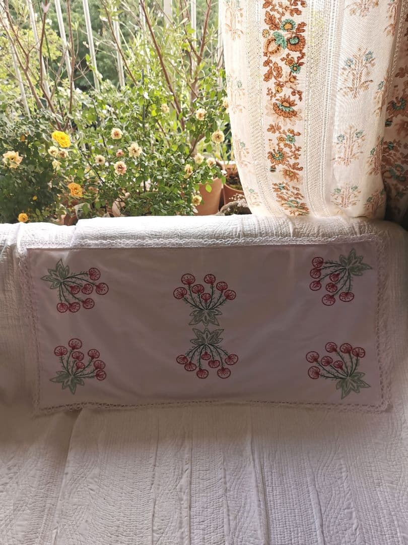 アンティークフランス サクランボに似た花刺繍の桜色ランナー ニードルワークレース