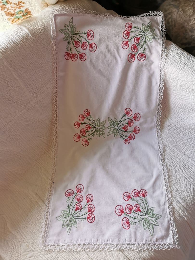 アンティークフランス サクランボに似た花刺繍の桜色ランナー ニードルワークレース