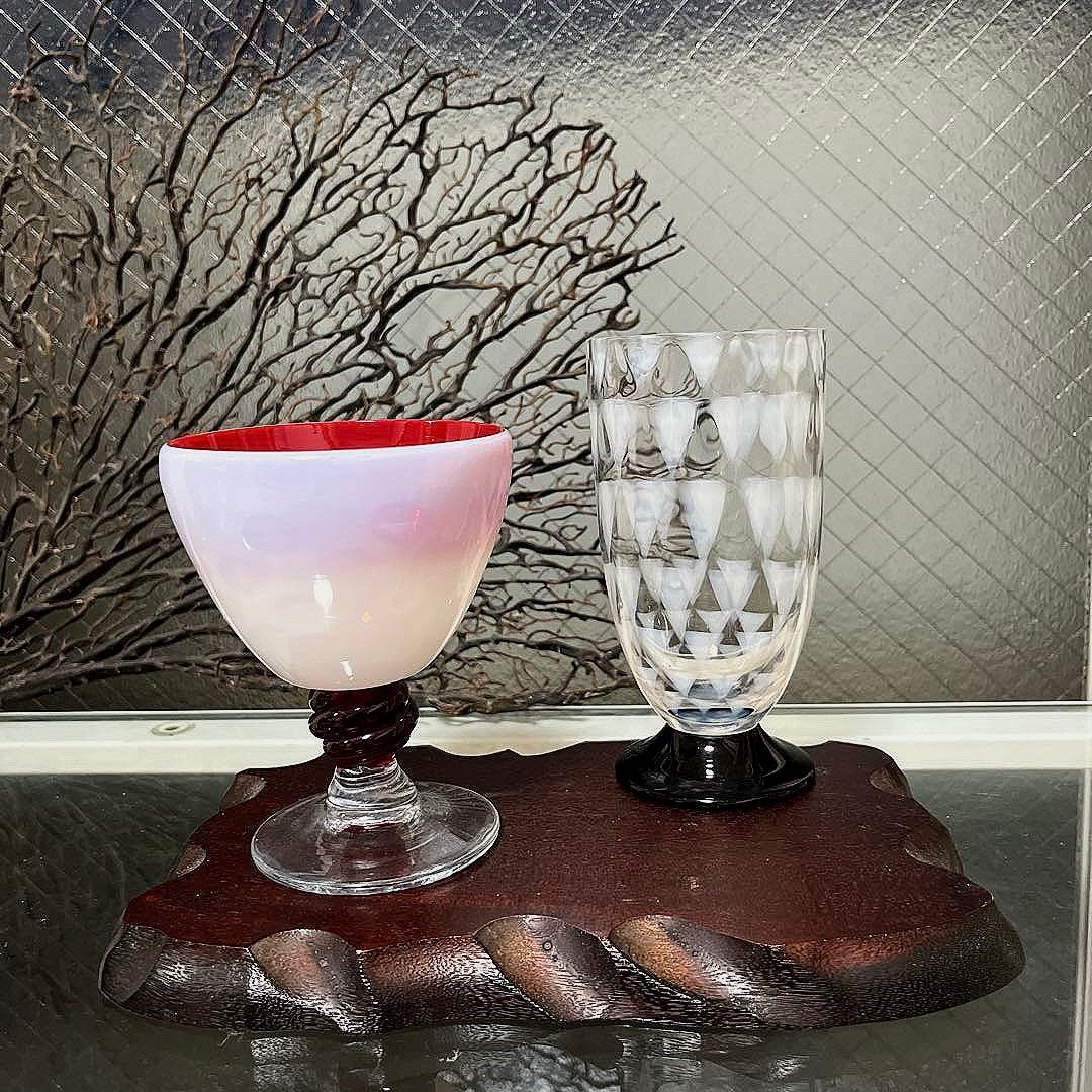 骨董　レトロガラス　赤フチ乳白色暈し　水玉紋　貝巻き脚付　氷コップ　復刻品