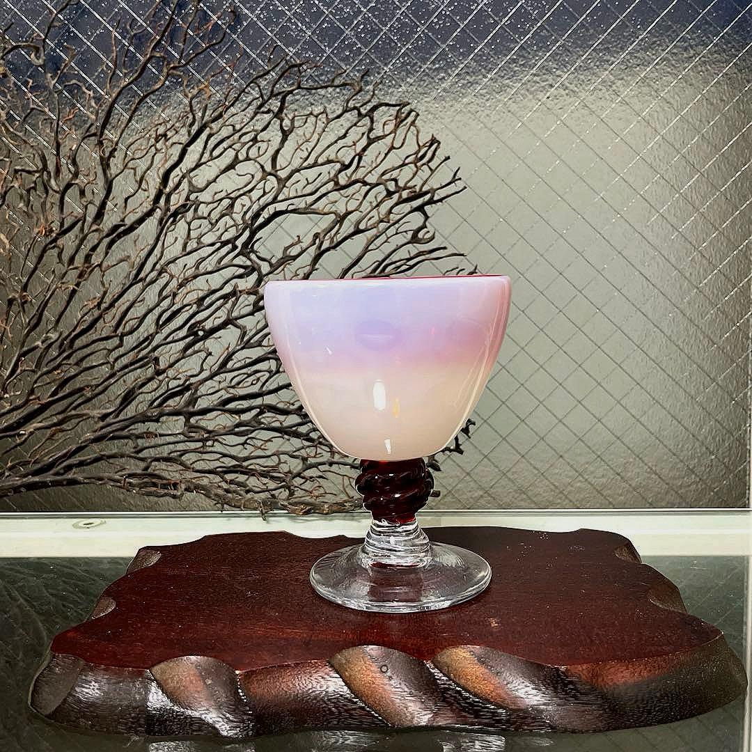 骨董　レトロガラス　赤フチ乳白色暈し　水玉紋　貝巻き脚付　氷コップ　復刻品