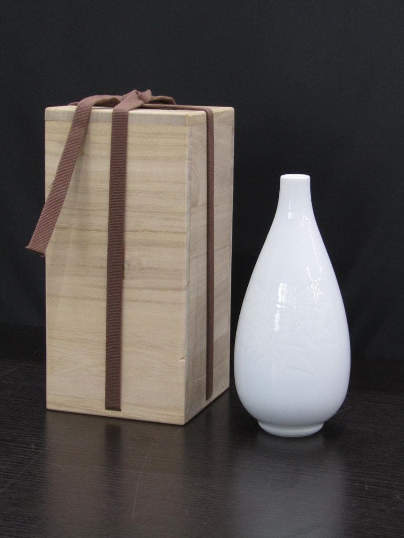 【未使用品】有田焼 人間国宝 井上萬二 作 白磁彫紋一輪差 花柄