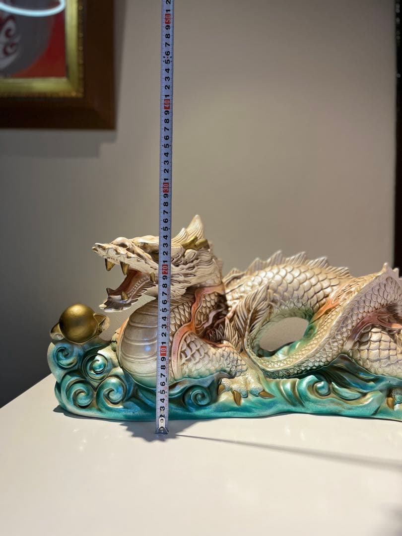 ドラゴンの陶器置物