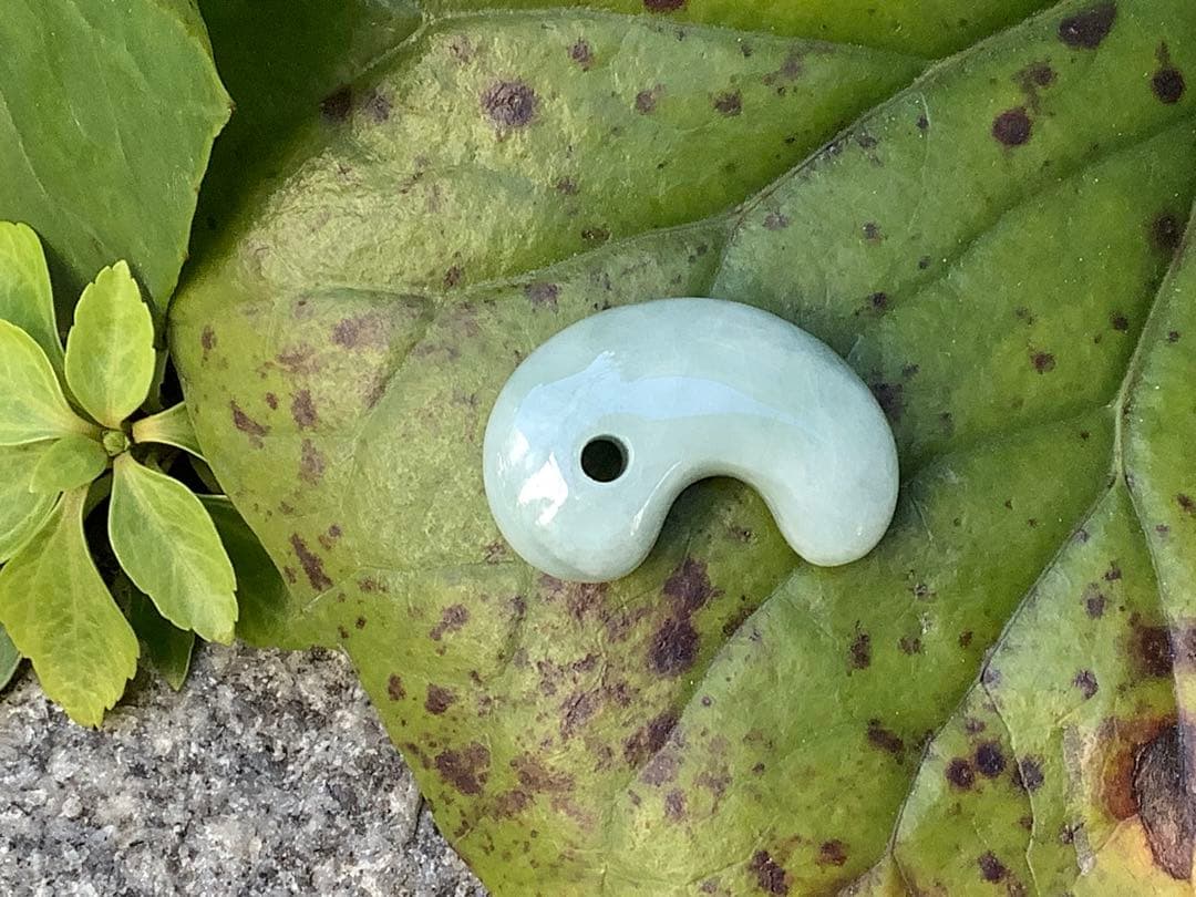 ✳神さまからの贈り物‼️糸魚川翡翠氷種勾玉　アイスジェイド　本物高額品　鑑別書付‼️