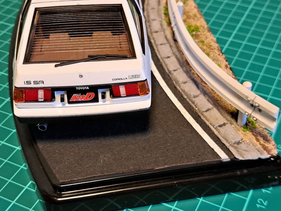 頭文字D　1/24 プラモデル　85レビン　完成品　ジオラマ付き