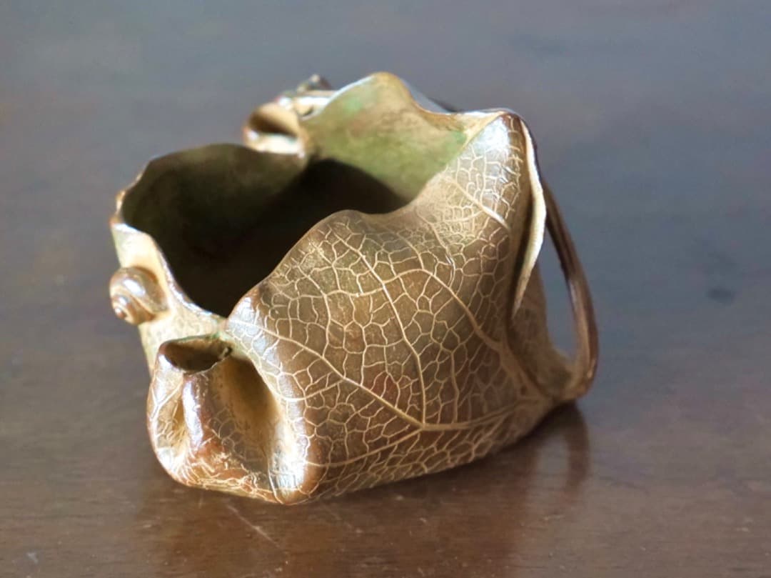 須賀月真　蝋型鋳銅　葉型　置物　物入れ　金属工芸　330.5g　箱付　Q2306