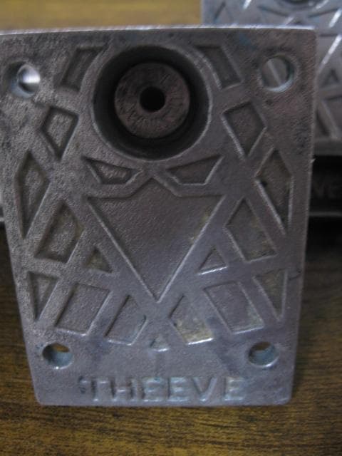 x*z様 スケートボード トラック　　THEEVE　TRUCK　　TIH　５．５