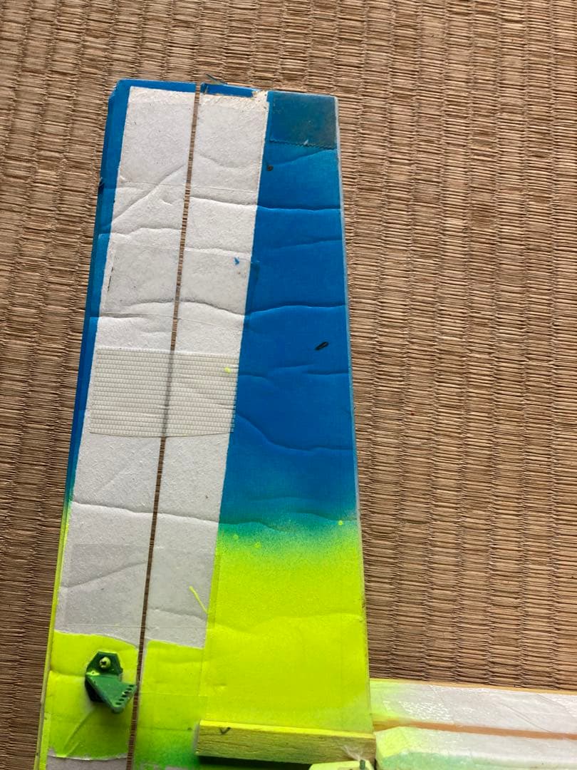 エレベーター等のヒンジ代わりに透明テープを使い作成したグライダー手渡し限定です。