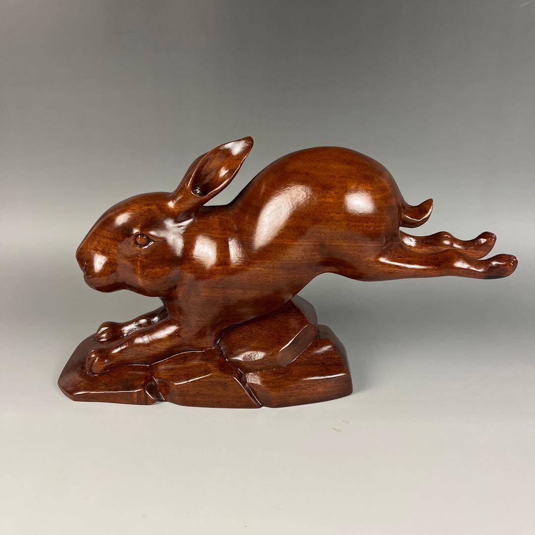 木製跳ねるウサギの彫刻　艶のある美しいうさぎ　躍動感　縁起物　干支 波兎