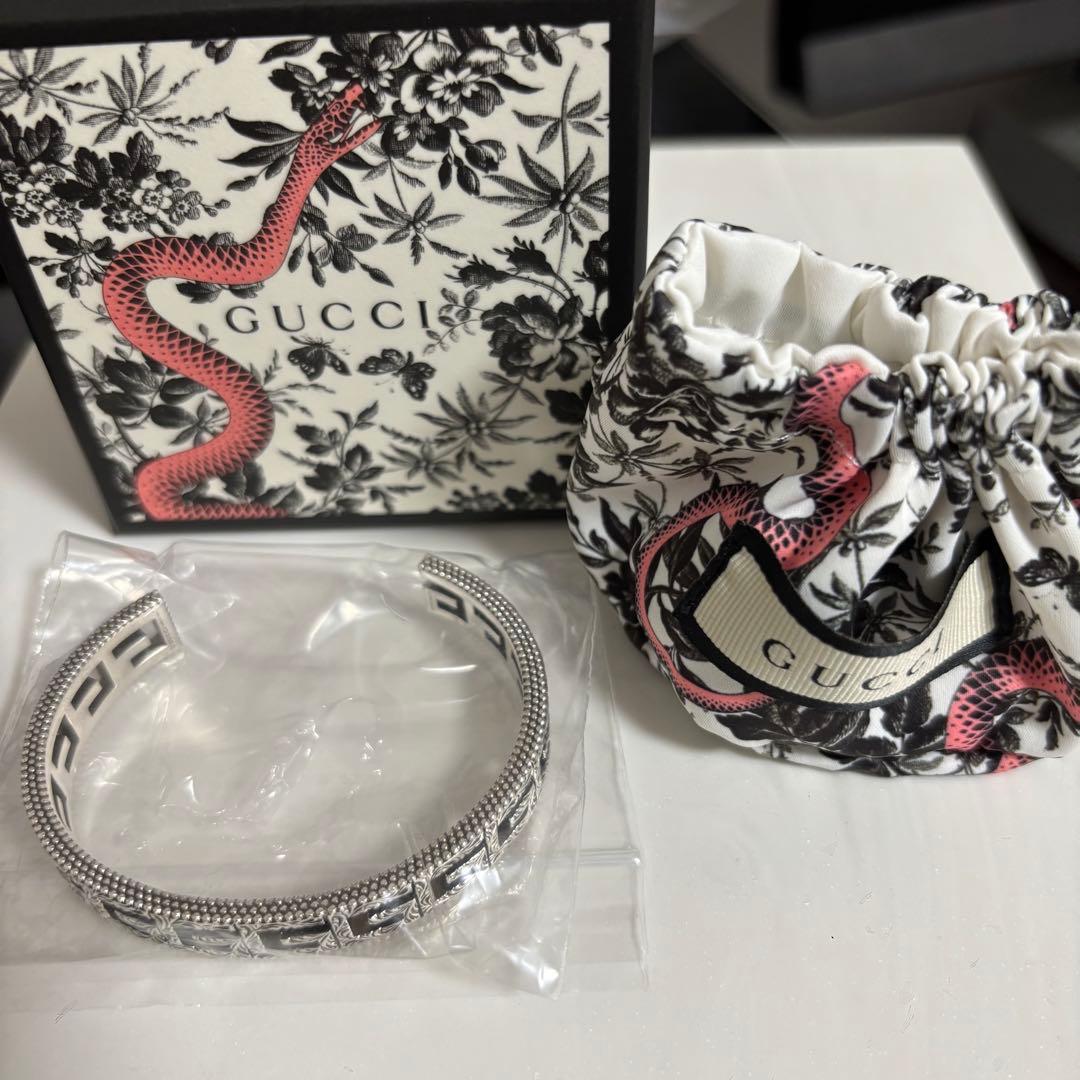 GUCCI 新品同様品　インターロッキングGアラベスクバングル　刻印17 付属品