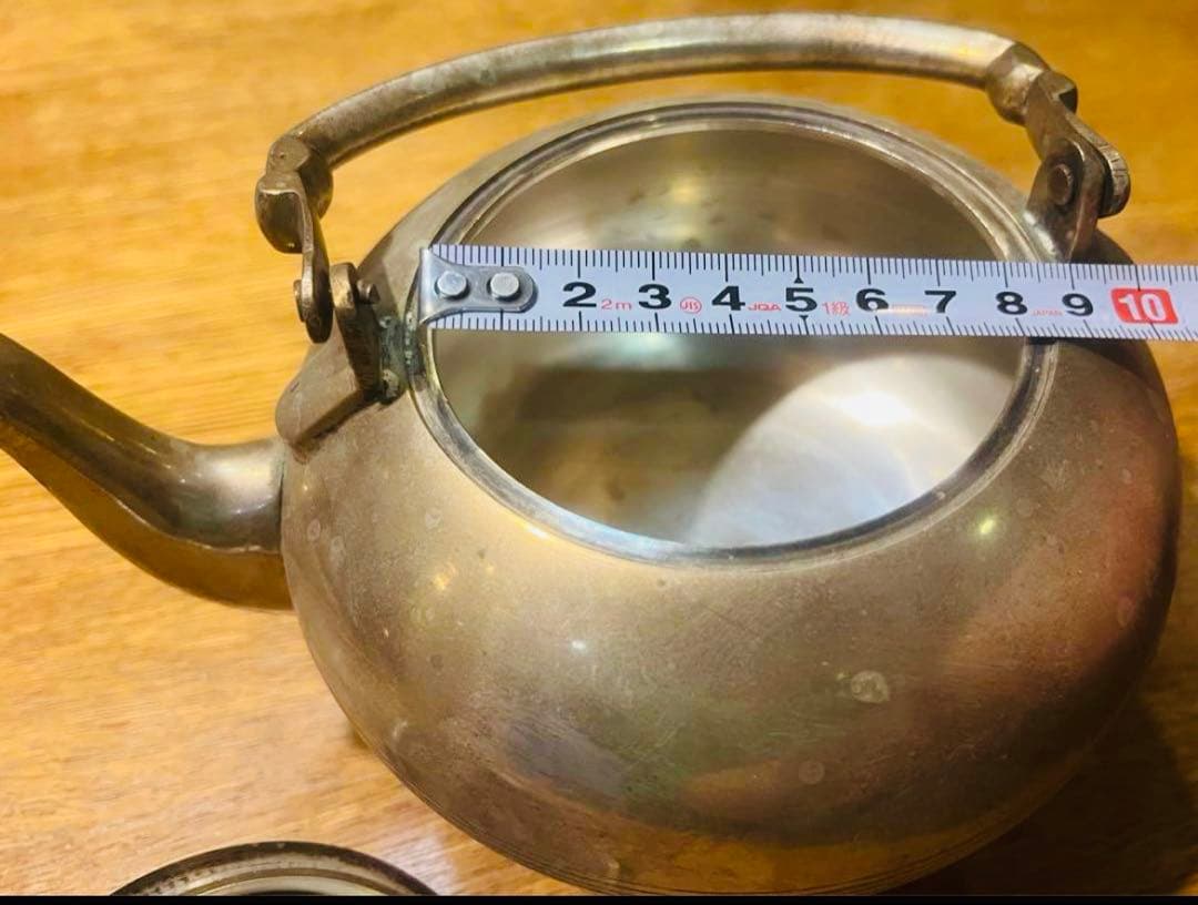 美しきシルバー製ポット