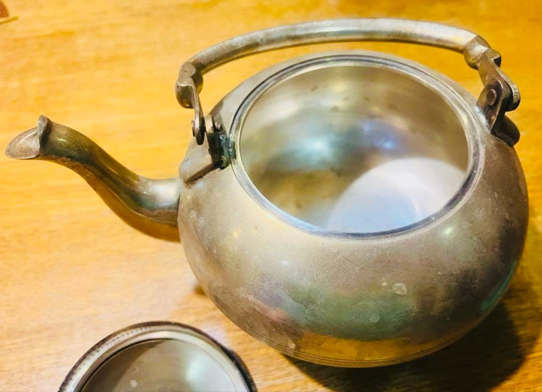 美しきシルバー製ポット