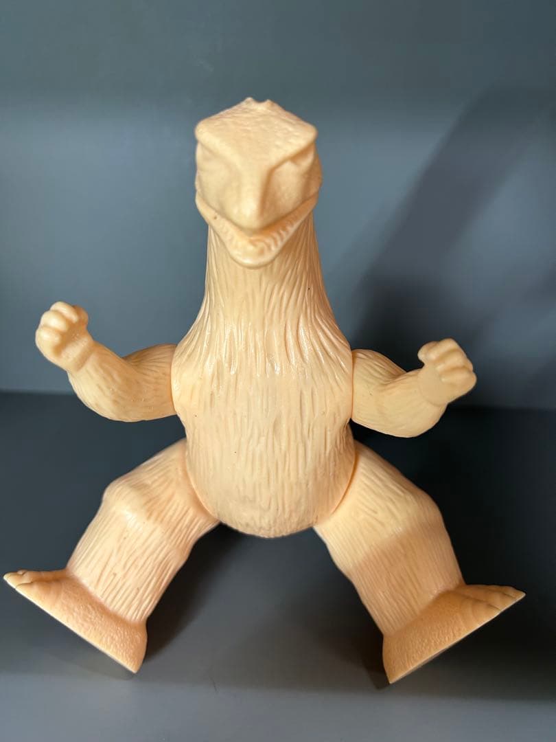 ゴジラ　肌色成形　両足刻印無し　ブルーのゴジラは比較用です出品ではありません。