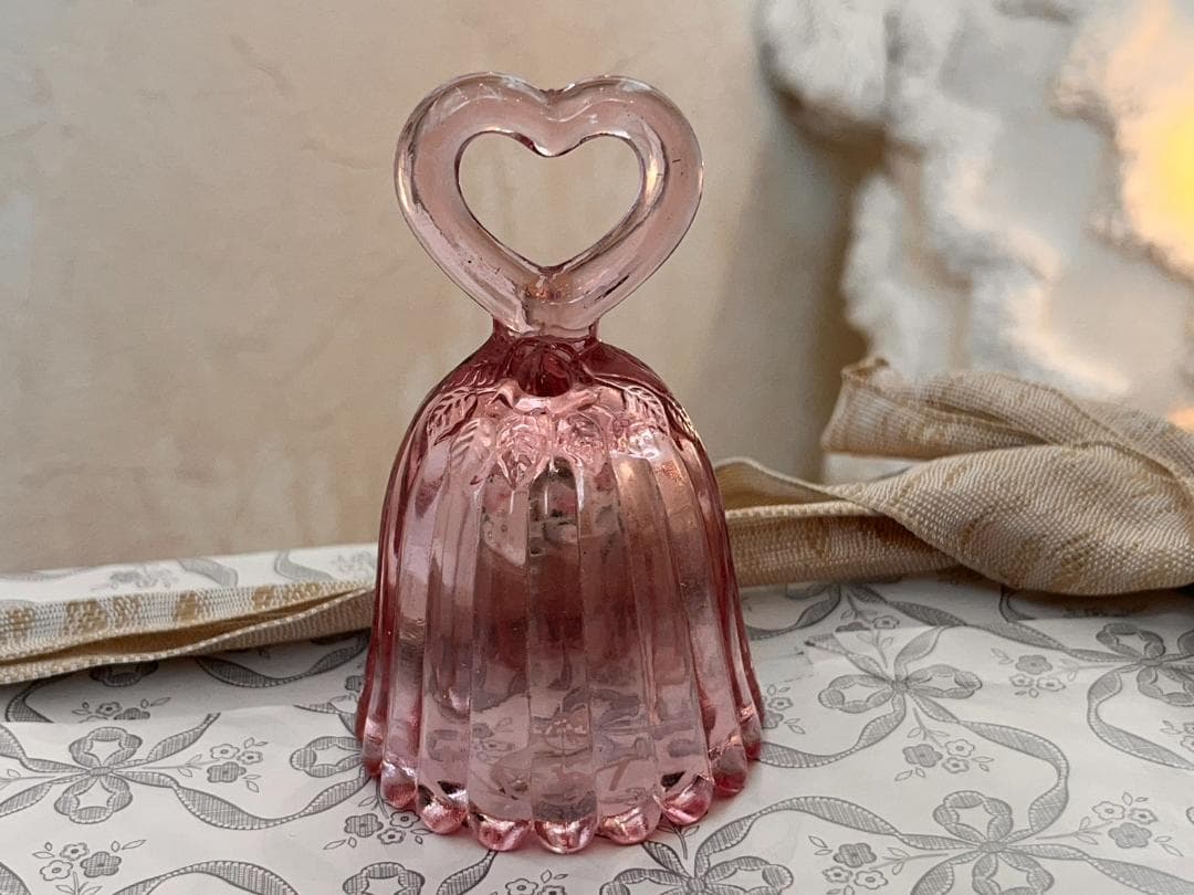 【フェントン】 透明のピンクガラスに手書きの小さな花柄が可愛い、ハートベル