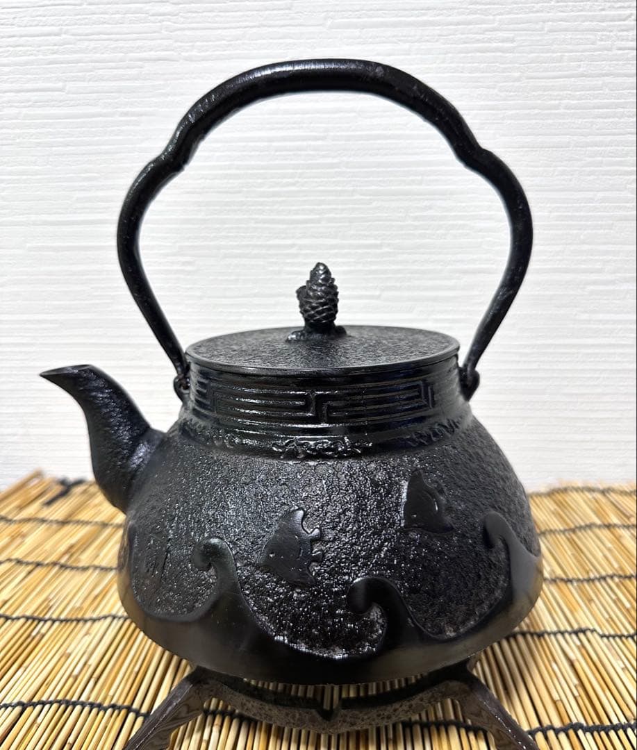 未使用、保管品、付属品付　南部岩鋳造　１８型　千鳥文様　南部鉄瓶　南部鉄器　鉄瓶