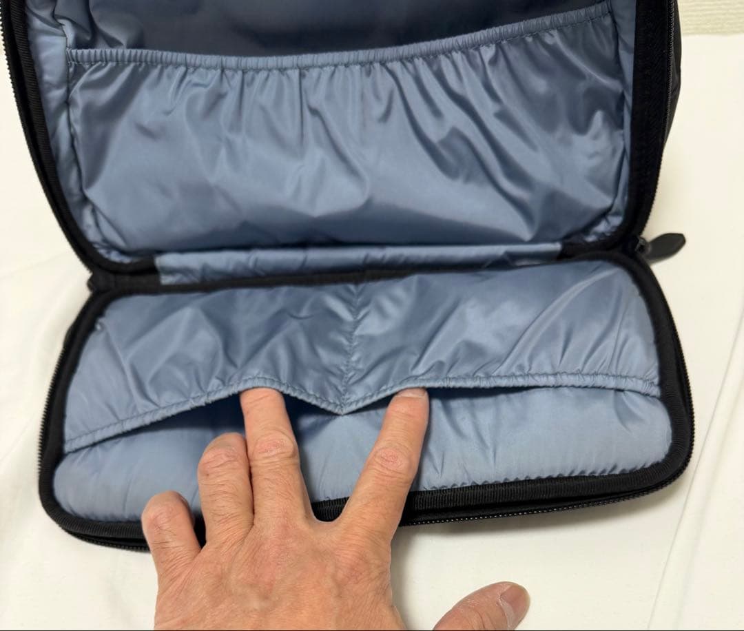 PRADA ブラックナイロンハンドバッグ