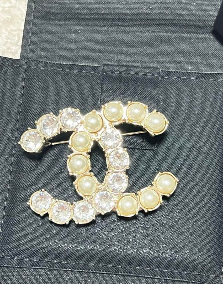 唯一ページ シャネル ブローチ 2点