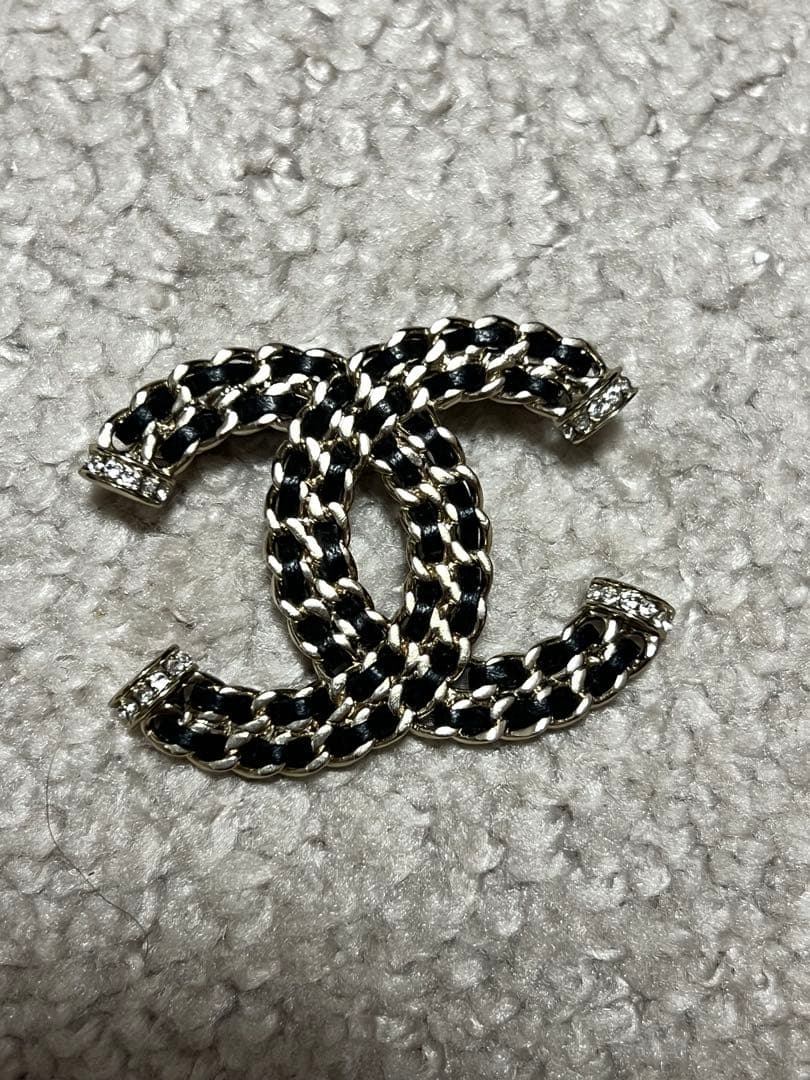 唯一ページ シャネル ブローチ 2点