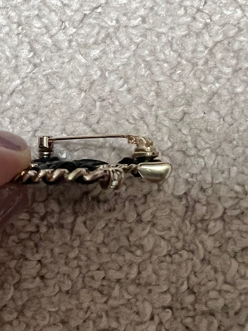 唯一ページ シャネル ブローチ 2点