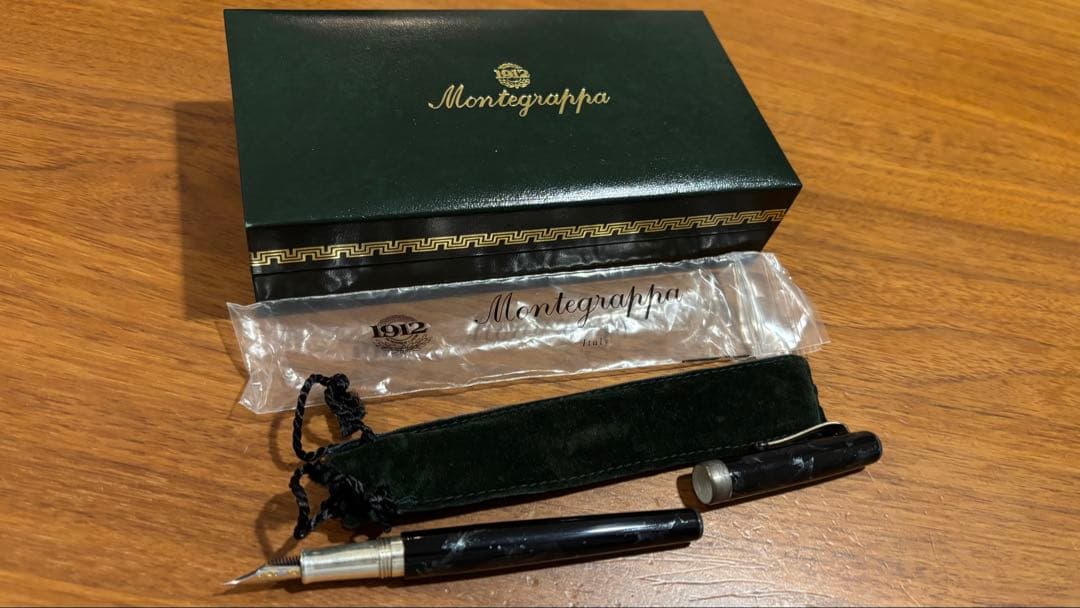 新品箱入りMontegrappa 万年筆 黒 マーブル模様