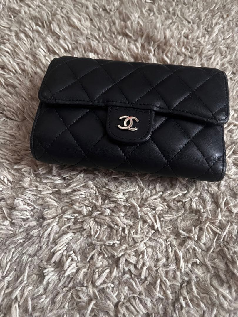 CHANEL ブラック キルティング折り財布