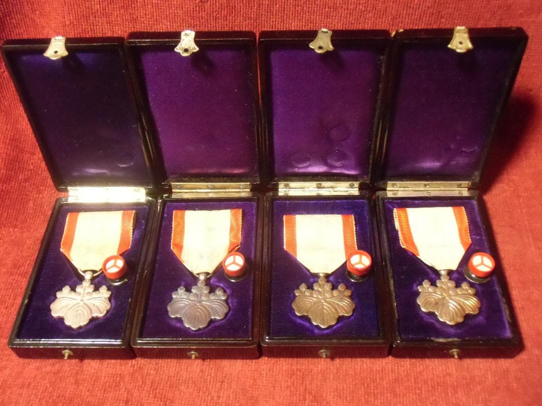 ●日本の勲章/徽章＊１９４１年/昭和十六年＊勲八等白色桐葉章４個セット（実物）