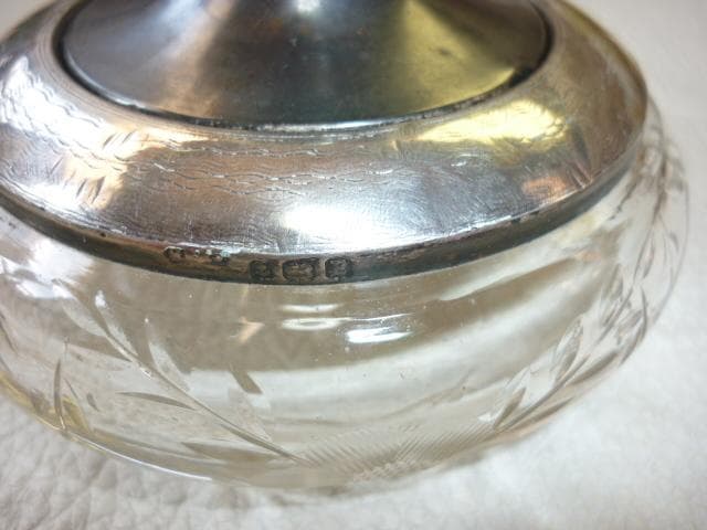 1929年製 英国製◆蓋純銀製 瓶純銀と花デザイン切子 蓋付き小瓶（香水瓶他）