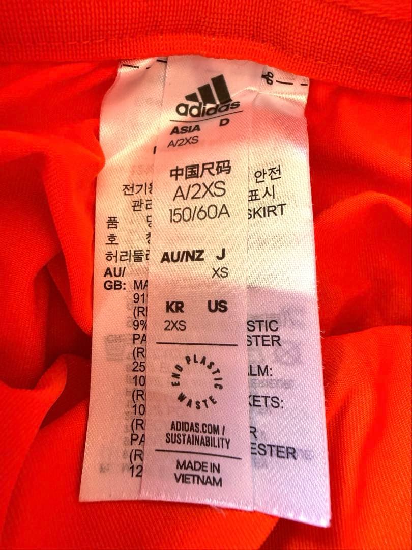 adidas オレンジ フード付きトレーナーとスカート上下