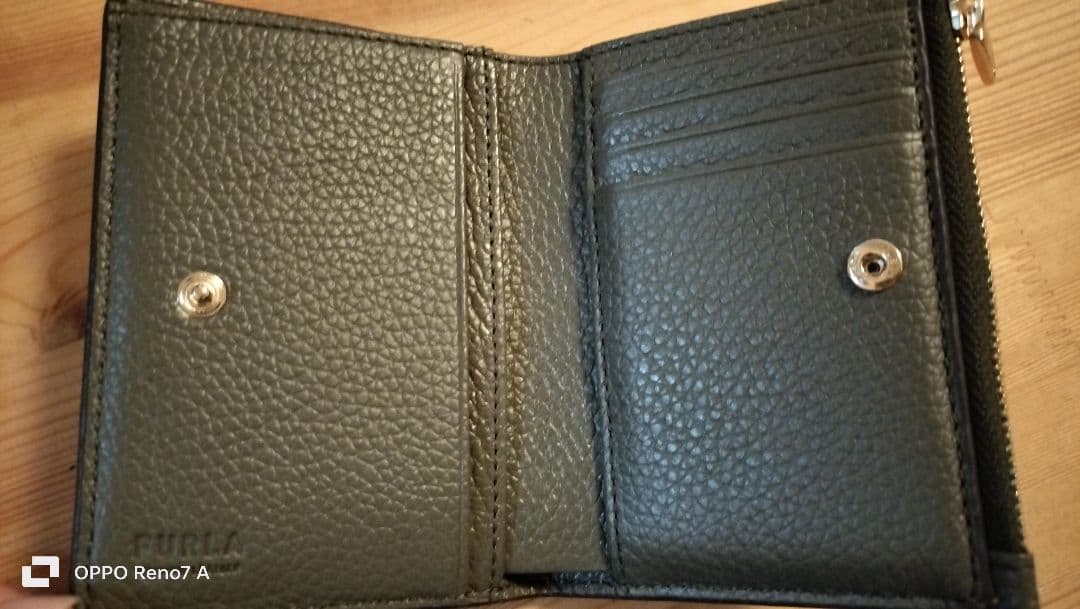 FURLA オリーブグリーン 二つ折り財布