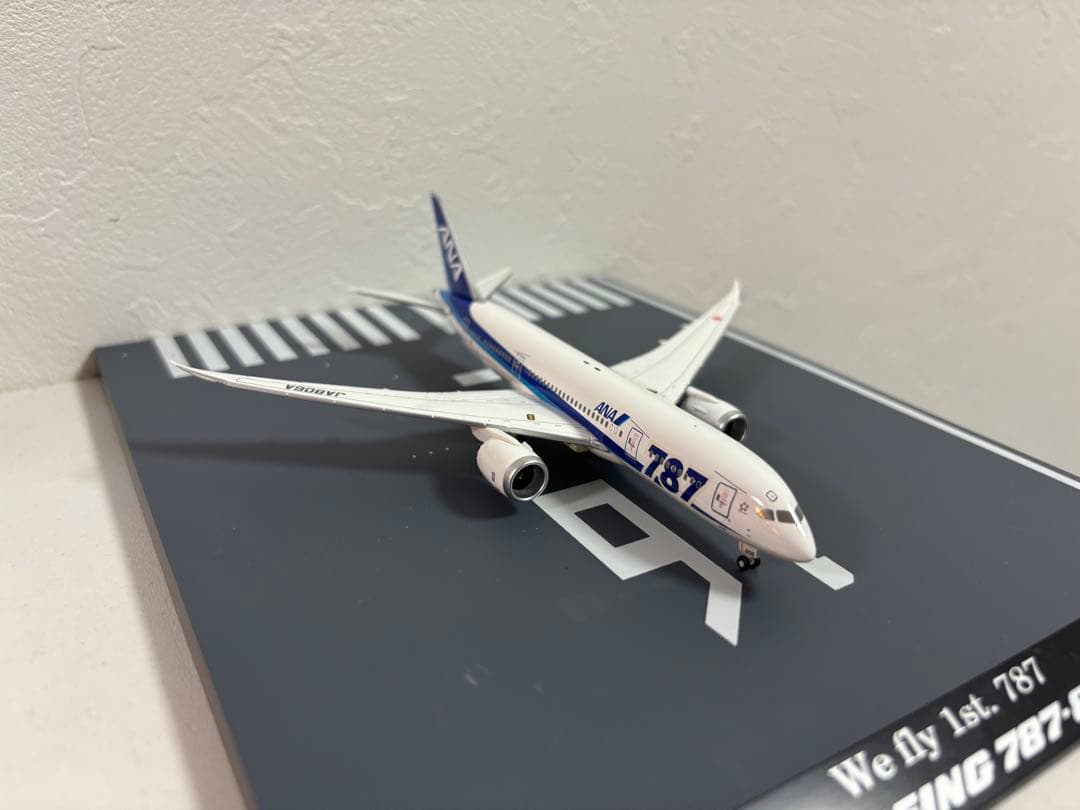 【完成品】ANA787-8 滑走路付き　1/400
